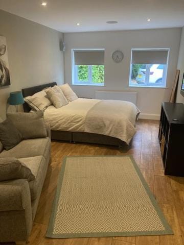 TV and multimedia, Seating area, Bedroom