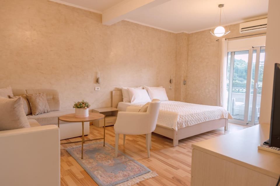 Bed, Living room, Photo of the whole room, Seating area, Bedroom, air conditioner