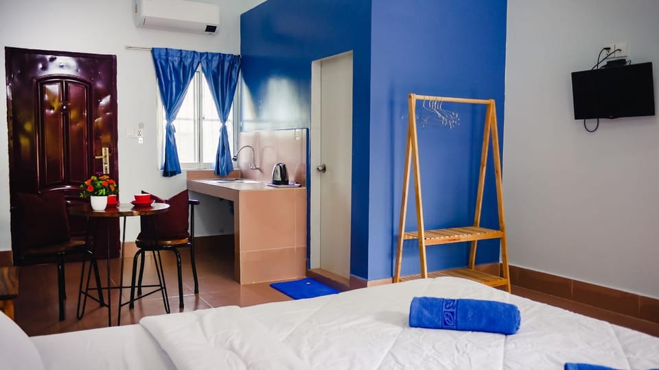 Bed, TV and multimedia, Photo of the whole room, Bedroom, hair dresser