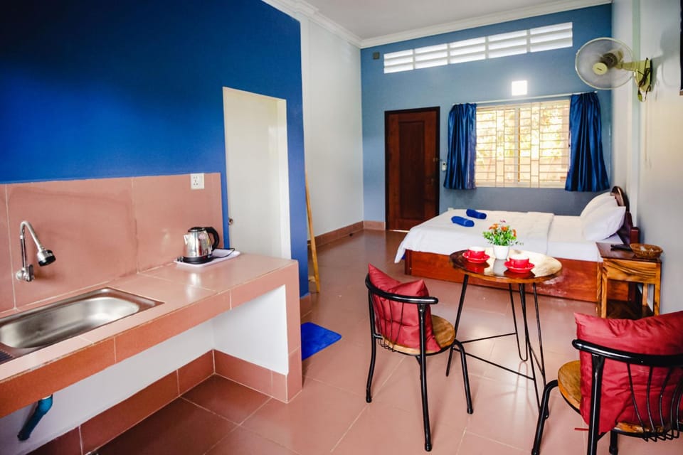 Communal lounge/ TV room, Bed, Kitchen or kitchenette, Living room, Photo of the whole room, Seating area, Dining area, Bedroom