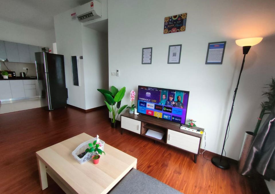 Communal lounge/ TV room, TV and multimedia, Kitchen or kitchenette, Living room, Seating area, fireplace, minibar, air conditioner