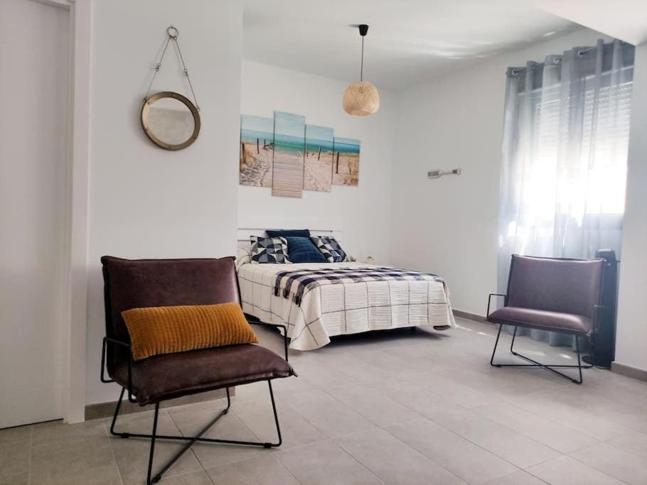 Photo of the whole room, Bedroom
