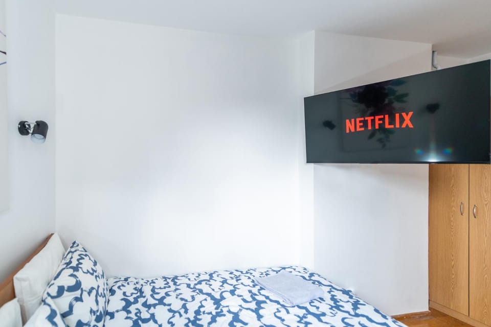 Communal lounge/ TV room, Bed, TV and multimedia, Photo of the whole room, Evening entertainment, Bedroom