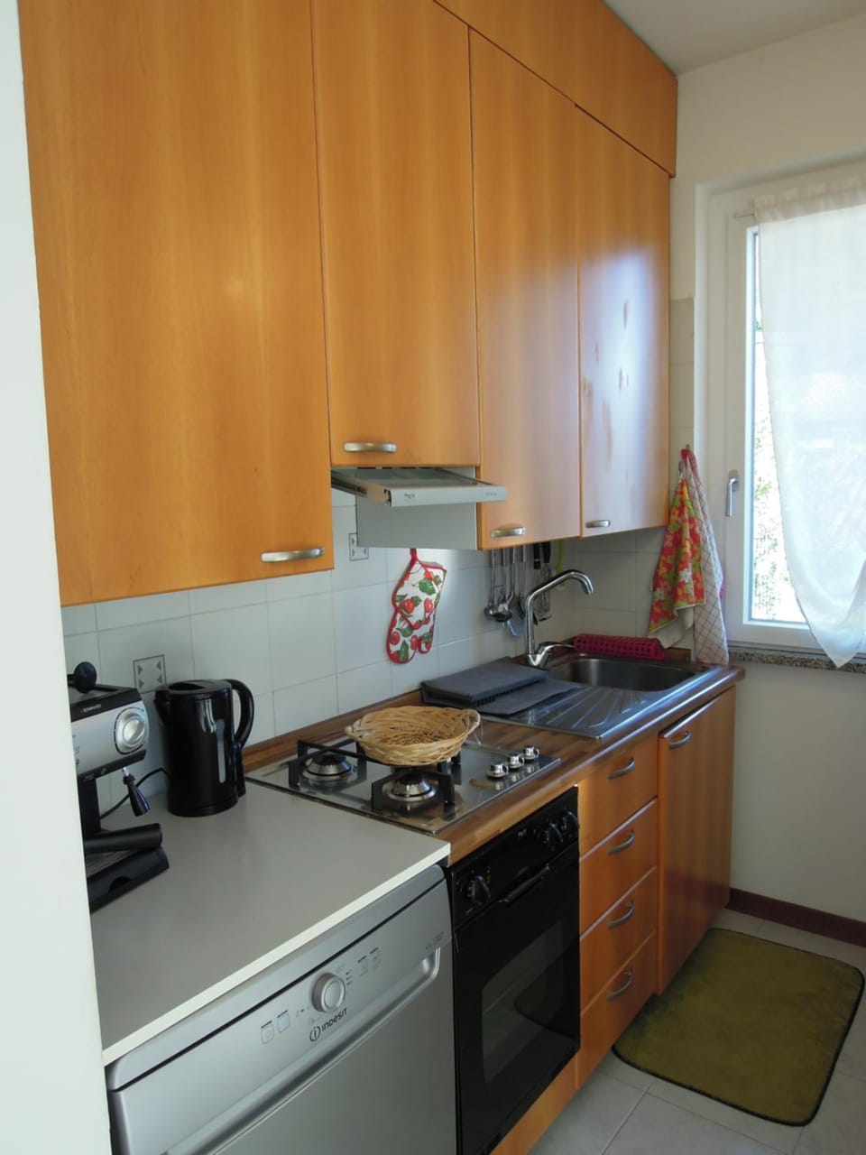 Coffee/tea facilities, Kitchen or kitchenette, dishwasher, stove, toaster