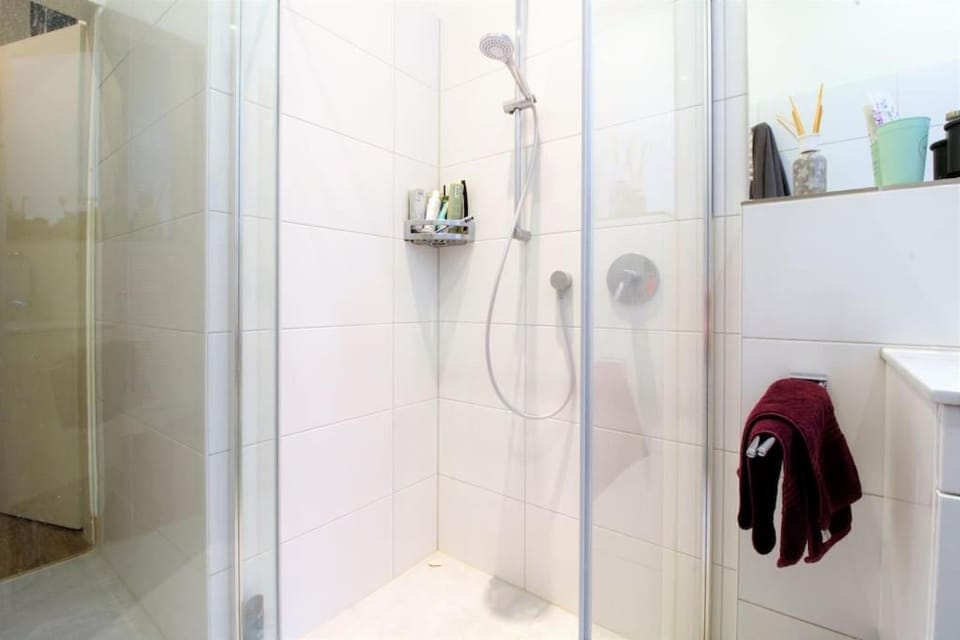 Shower, Bathroom, towels