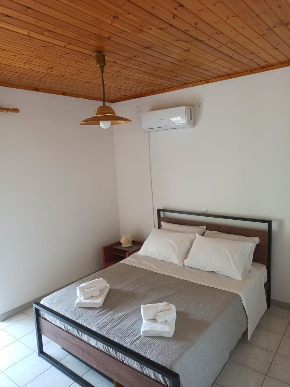 Bed, Photo of the whole room, Bedroom, towels, air conditioner