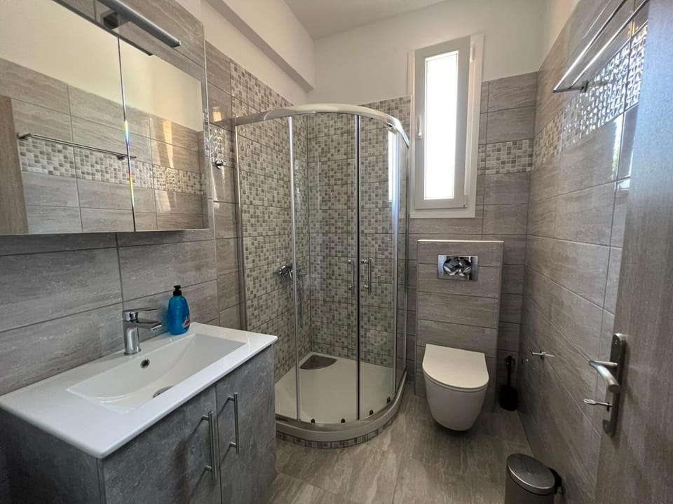 Shower, Toilet, towels