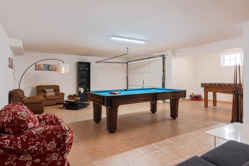 Billiard, Game Room, Living room, Seating area