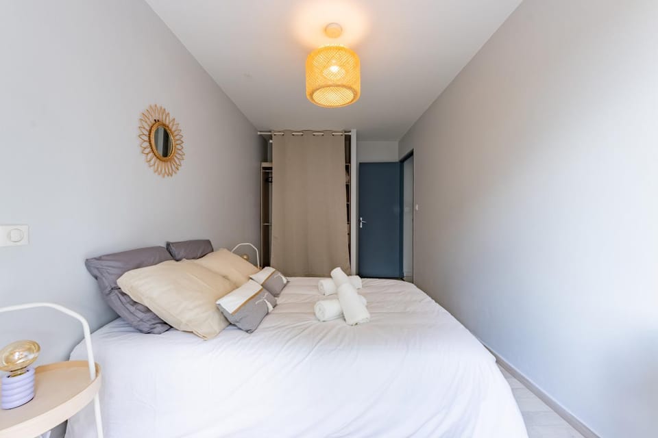 Bed, Photo of the whole room, Bedroom, towels