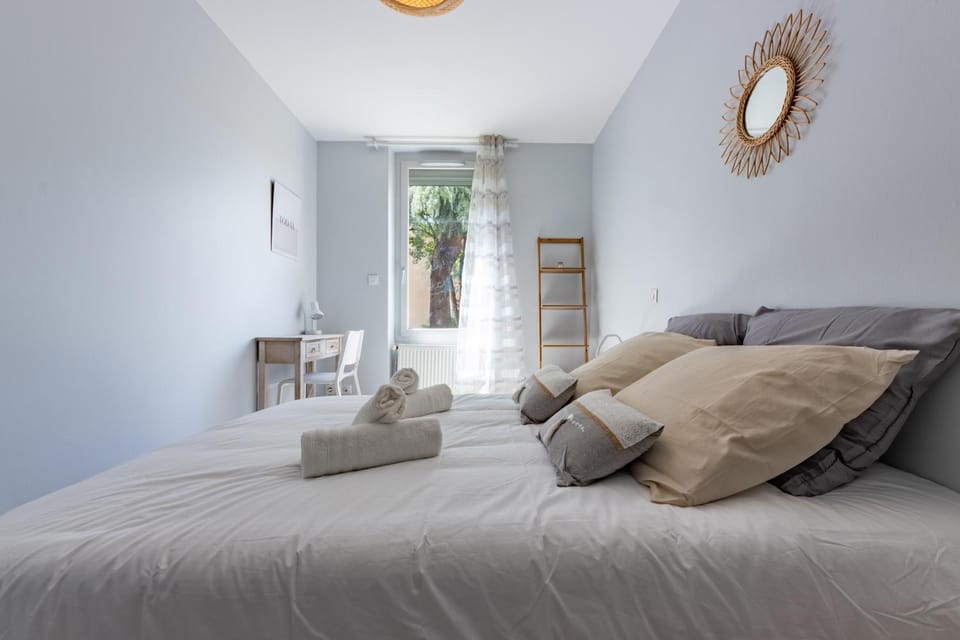 Bed, Living room, Photo of the whole room, Seating area, Bedroom
