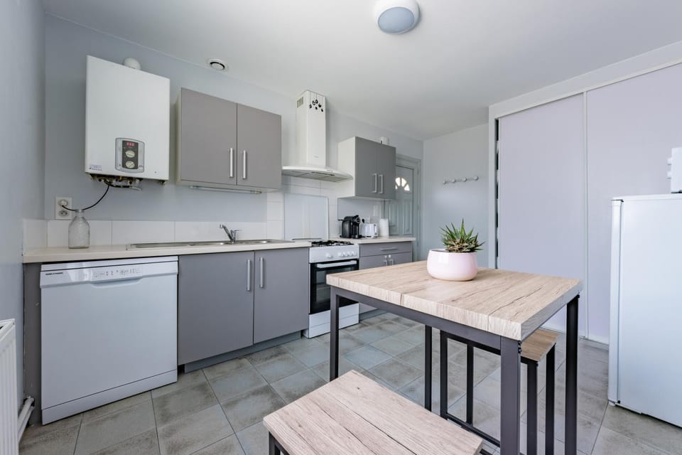 Kitchen or kitchenette, Dining area, dishwasher, minibar, oven, pet friendly, stove