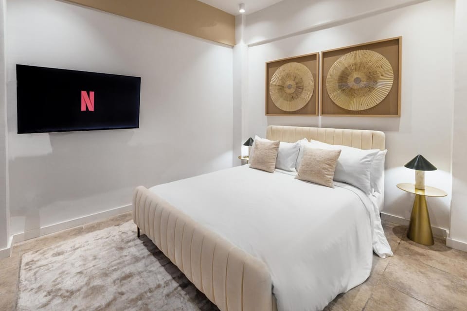 Bed, TV and multimedia, Bedroom