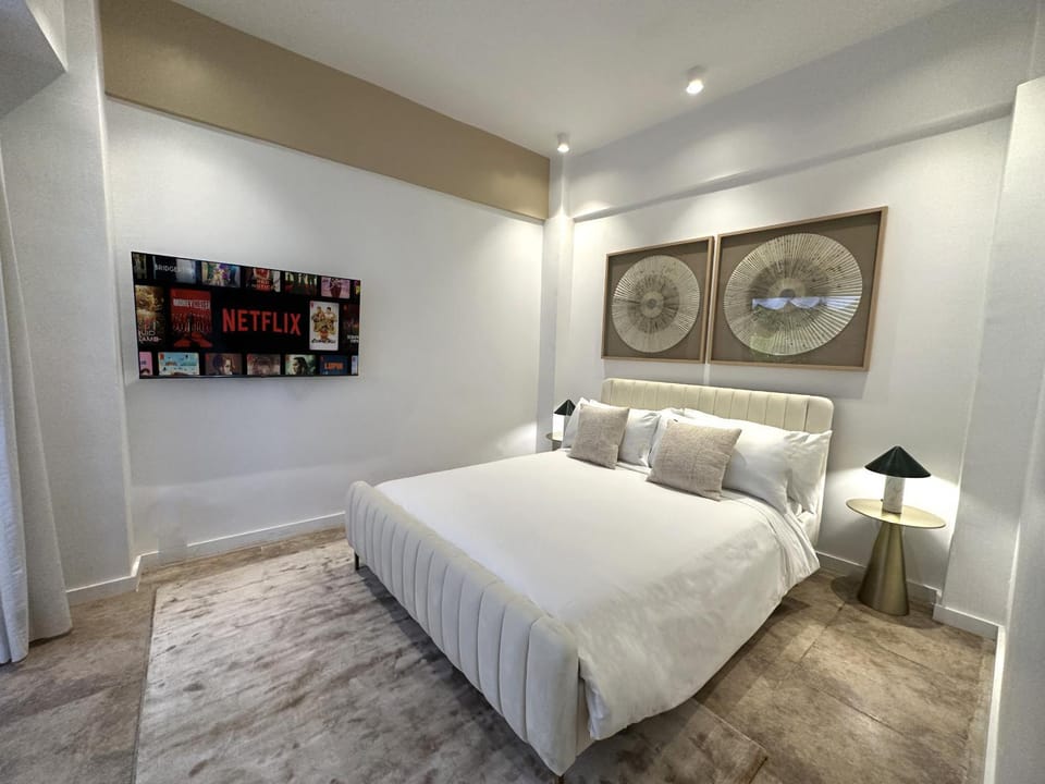 Bed, TV and multimedia, Bedroom