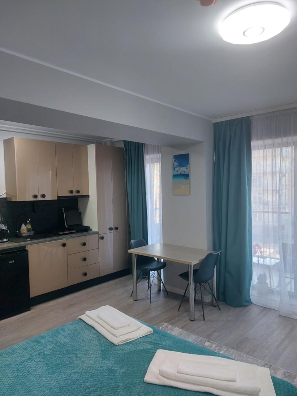 Kitchen or kitchenette, Dining area, minibar, stove