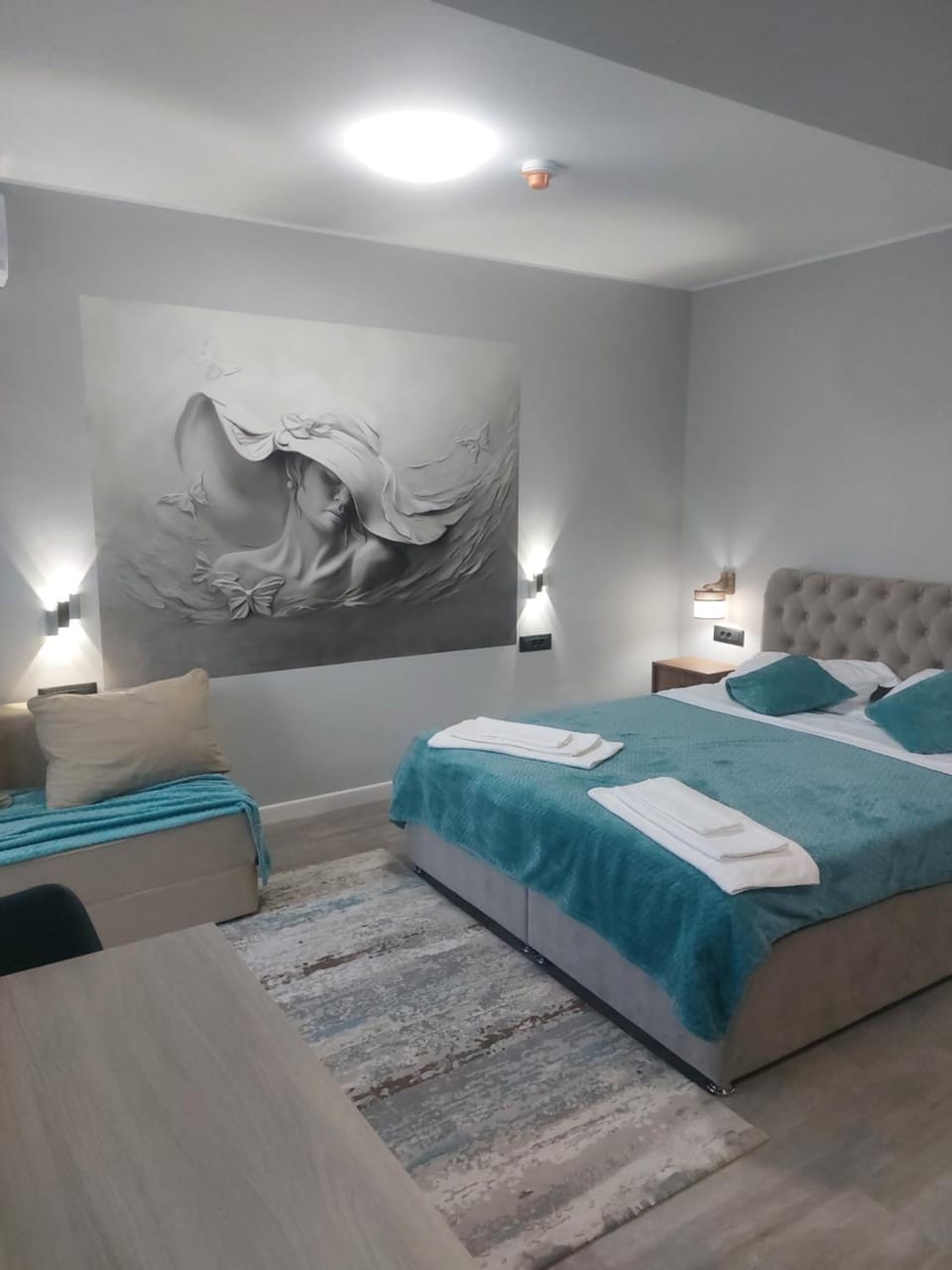 Bed, Photo of the whole room, Seating area, Bedroom