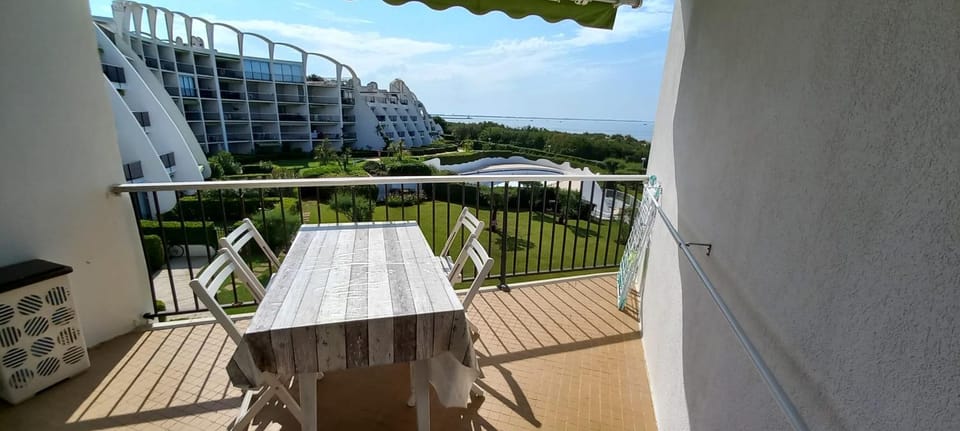 Bright 26 m with pool and sea view Apartment in La Grande-Motte