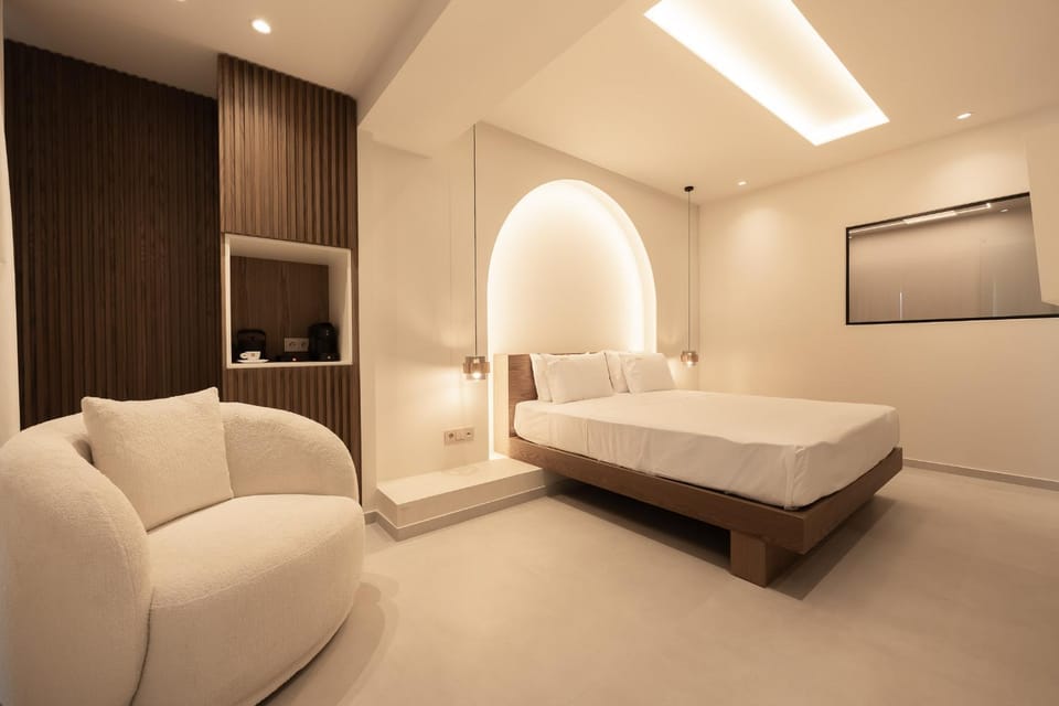 Bed, Photo of the whole room, Seating area, Bedroom