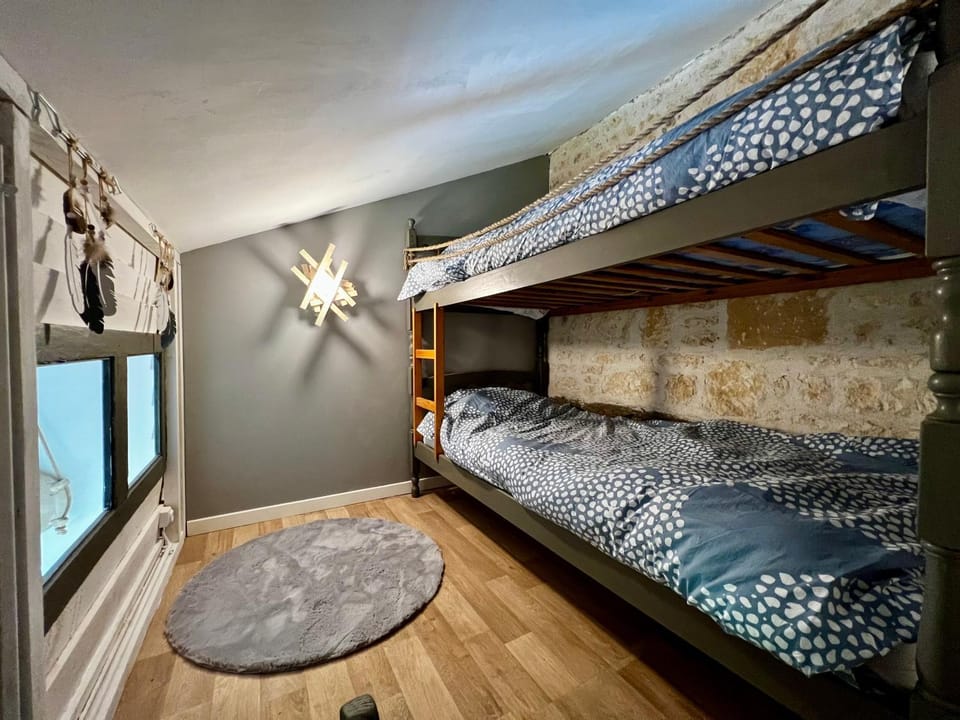 Bedroom, bunk bed