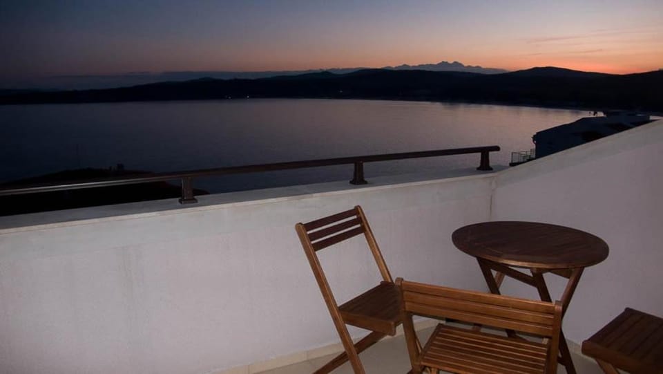 Natural landscape, View (from property/room), Balcony/Terrace, Seating area, Sea view, Sunset