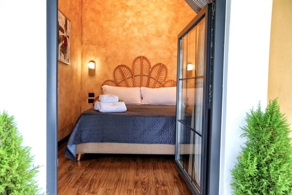 Bed, Bedroom, towels