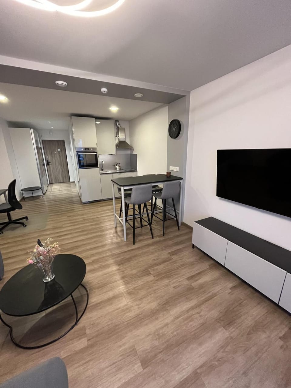 TV and multimedia, Living room, Seating area, Dining area, Evening entertainment