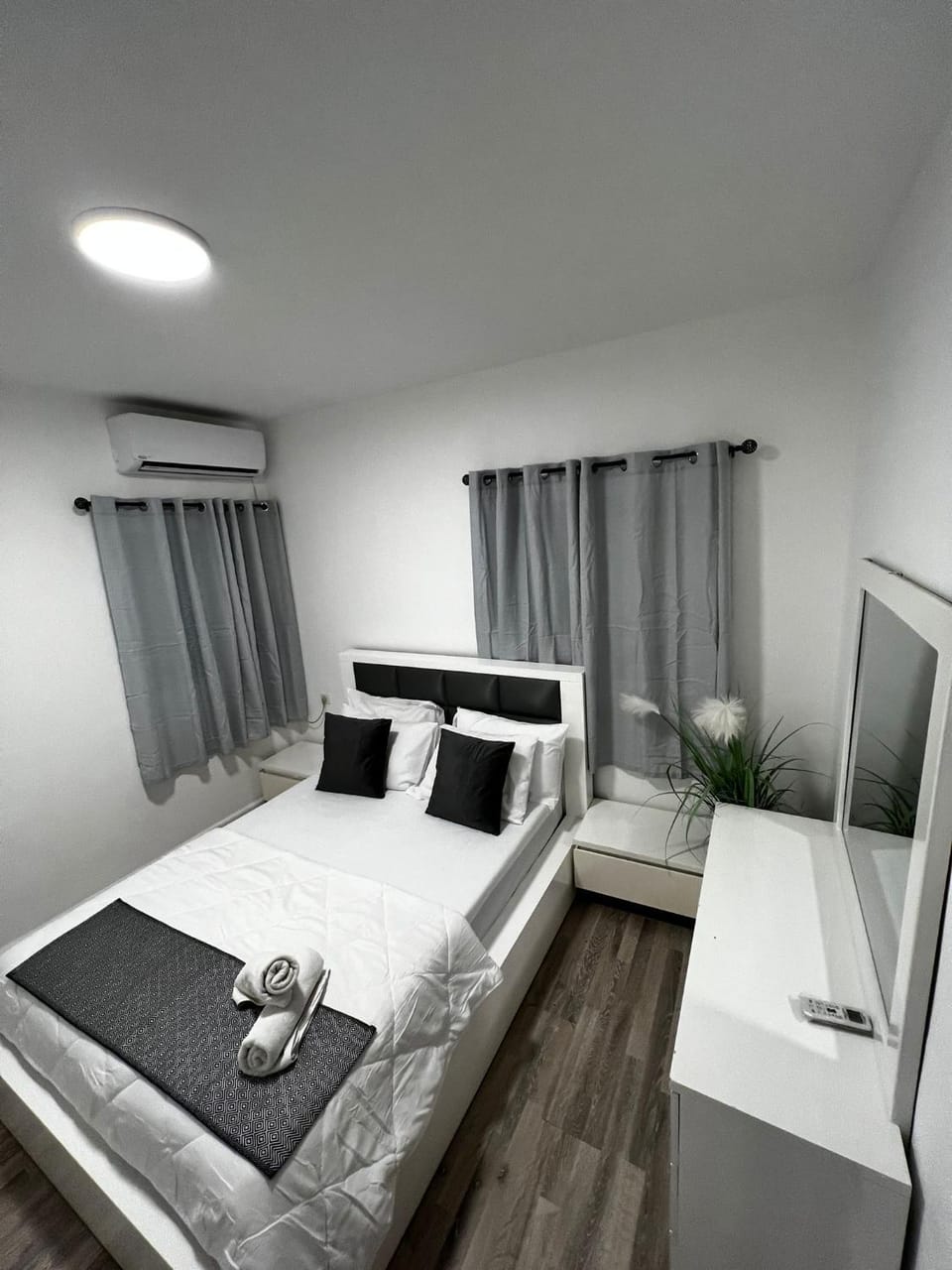 Bed, TV and multimedia, Photo of the whole room, Bedroom, hair dresser