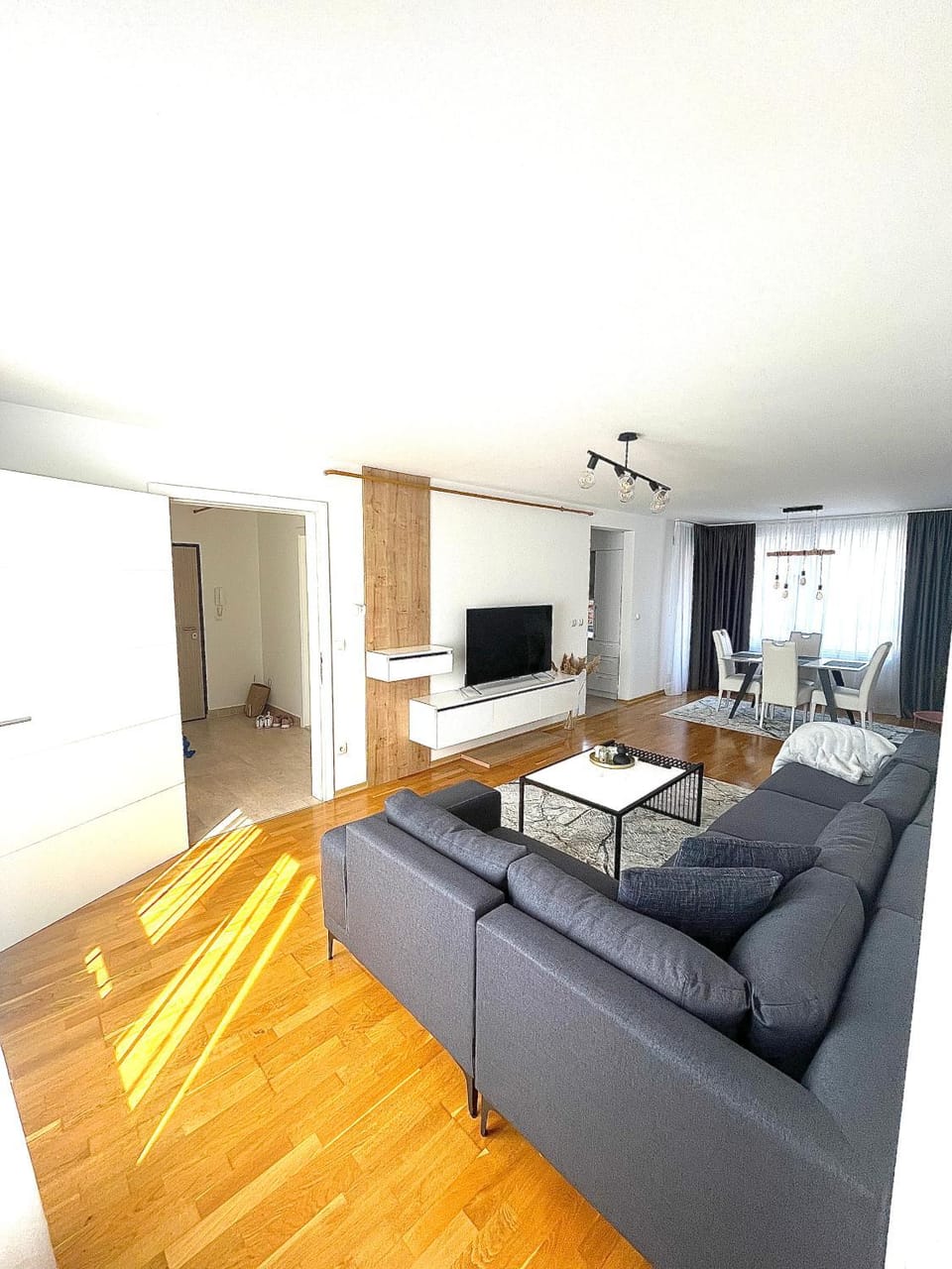 TV and multimedia, Living room, Seating area, Evening entertainment