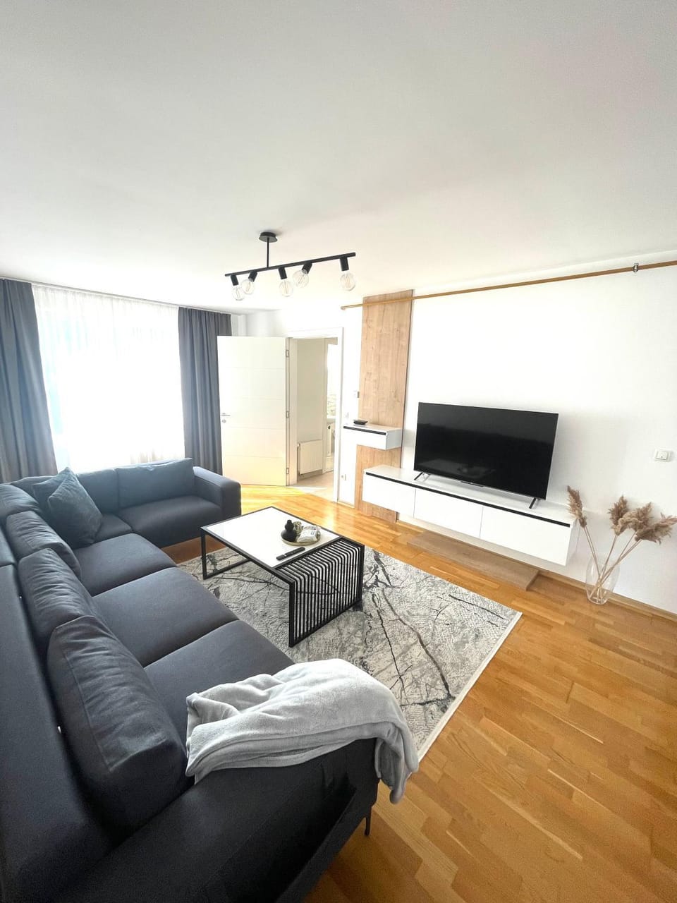 TV and multimedia, Living room, Seating area, Evening entertainment