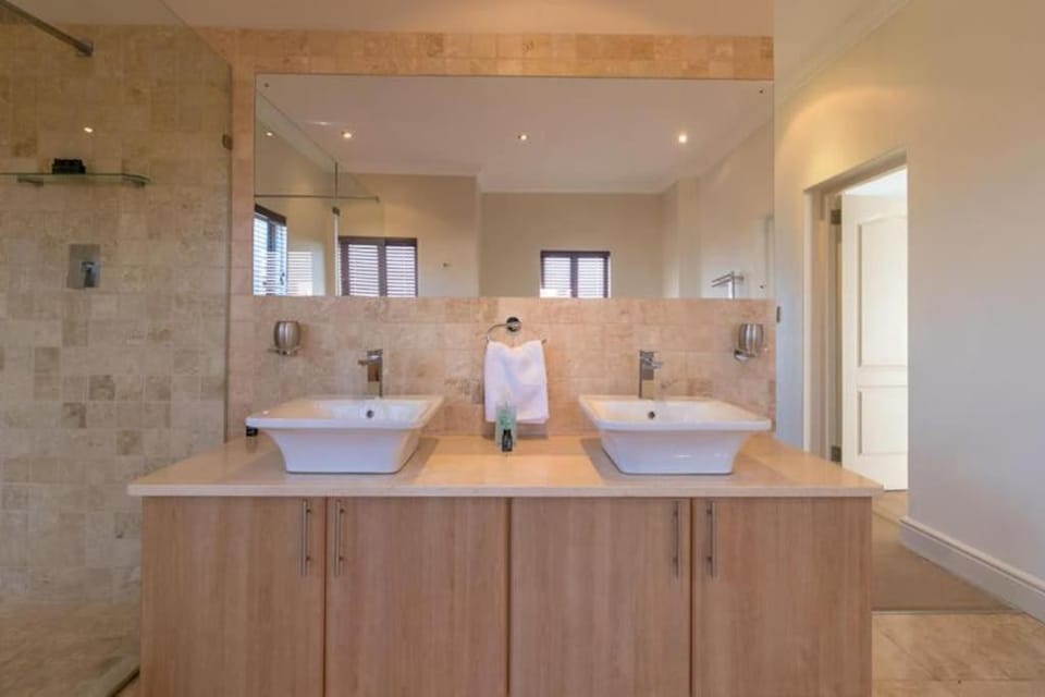 Bathroom, towels