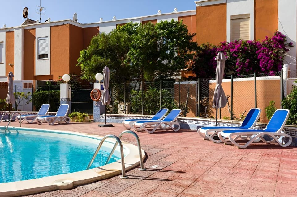 Swimming pool, sunbed
