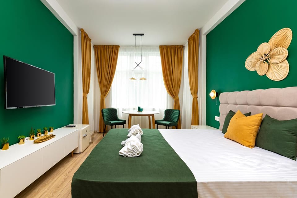 Bed, TV and multimedia, Bedroom