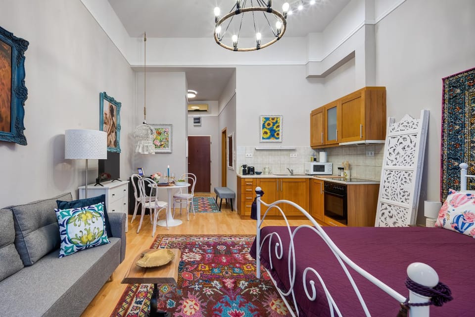 Bed, Kitchen or kitchenette, Seating area, Dining area