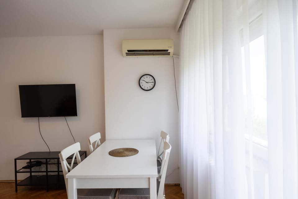 TV and multimedia, Living room, Dining area, air conditioner