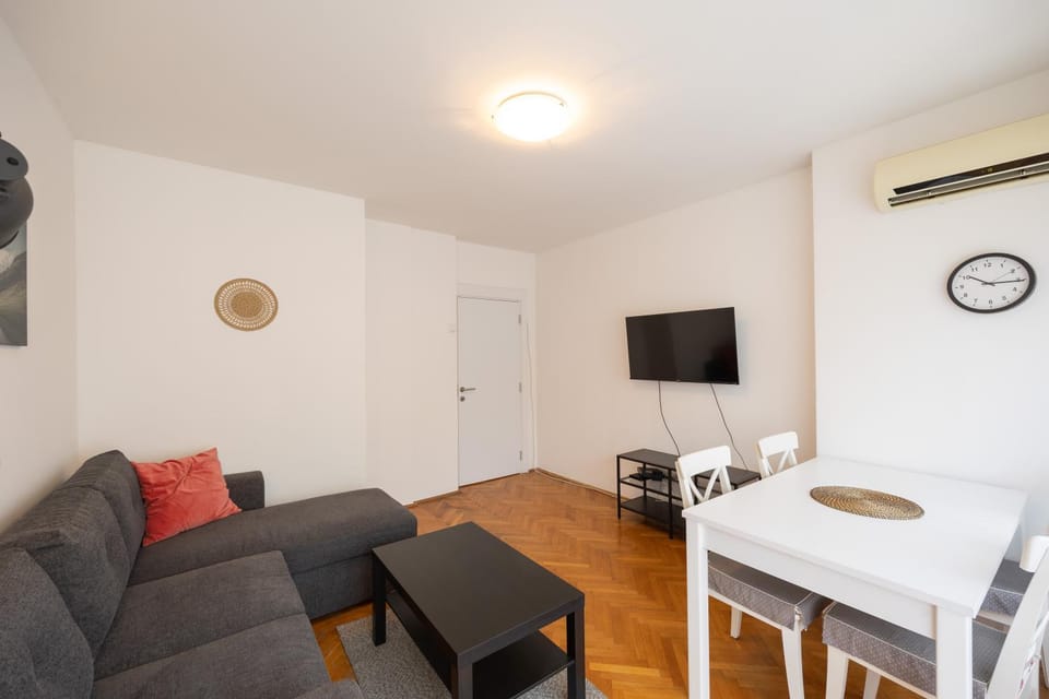 TV and multimedia, Living room, Seating area, air conditioner