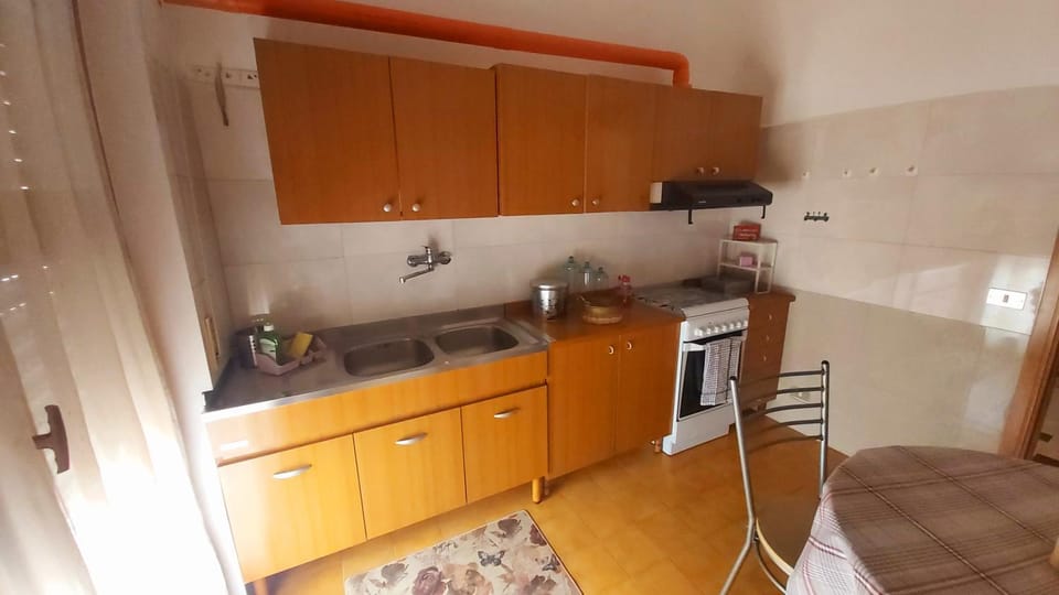 Kitchen or kitchenette, Dining area, pet friendly, stove