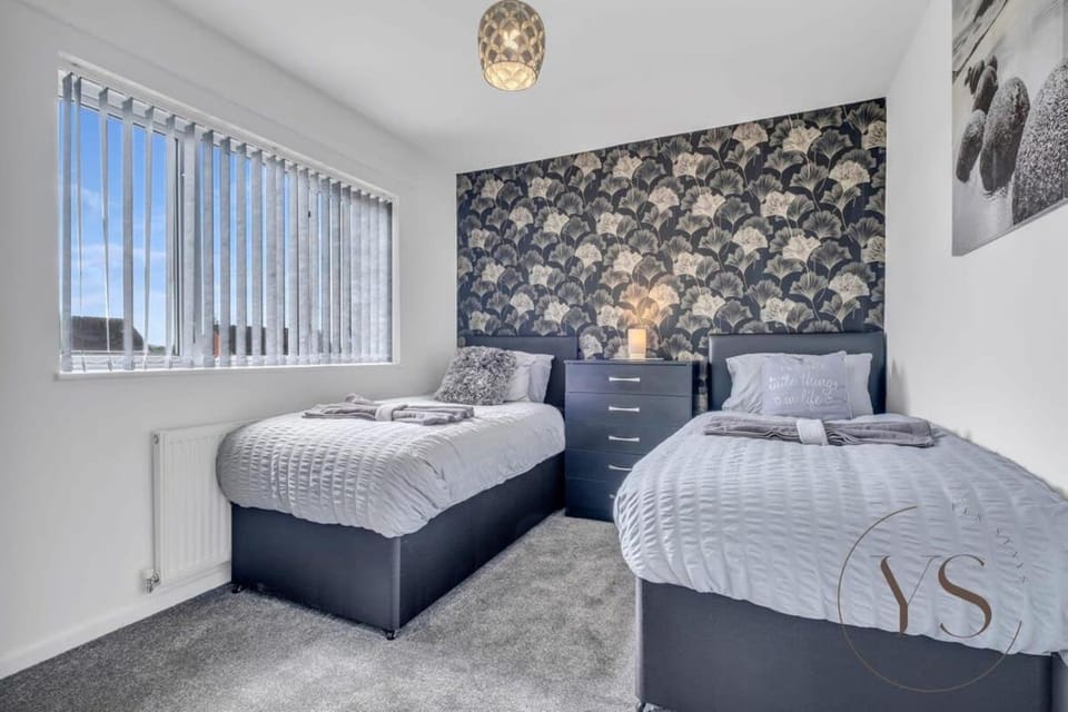 Modern 3BR Home in 9 Anson Rd Near Sandwell Hospital with Garden and Free Parking House in England