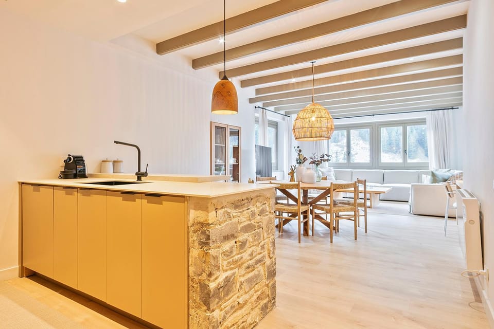 Kitchen or kitchenette, Living room, Seating area, Dining area