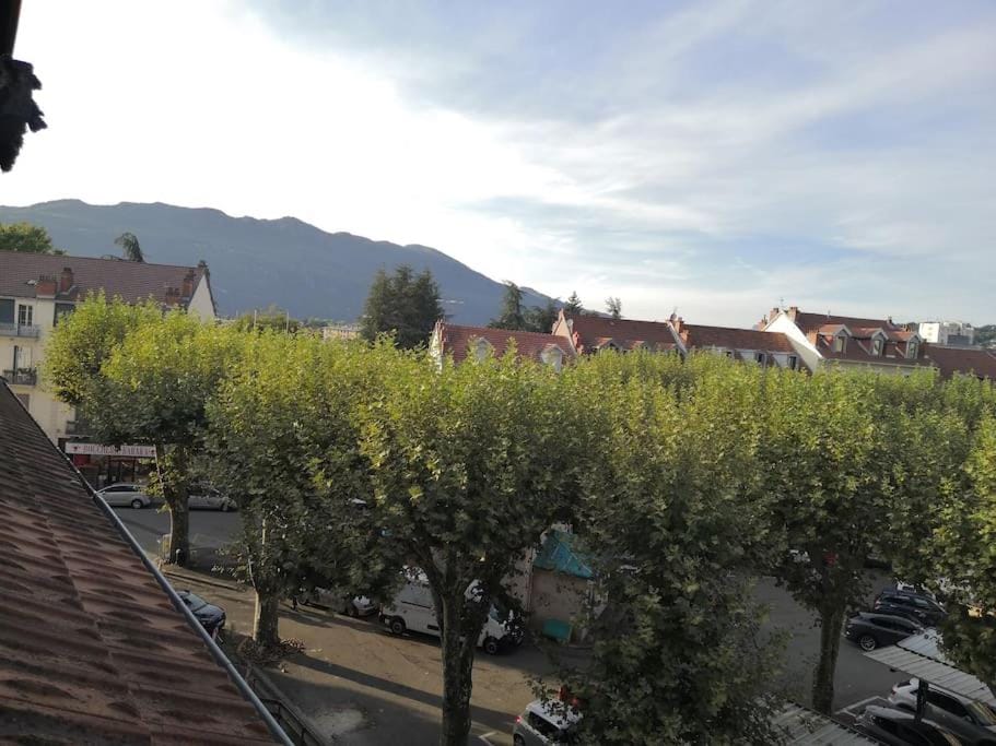 Neighbourhood, Mountain view, Location