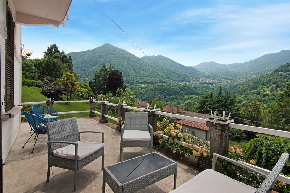 Property building, Balcony/Terrace, Living room