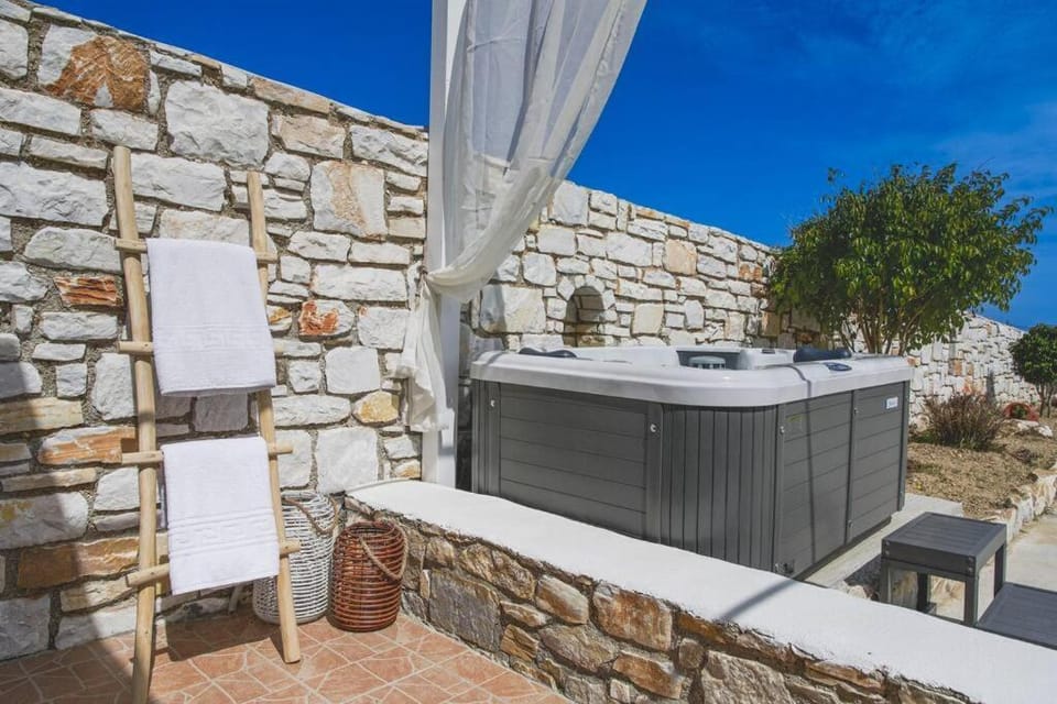 Irini's Earth house with Jacuzzi Apartment in Paros, Greece