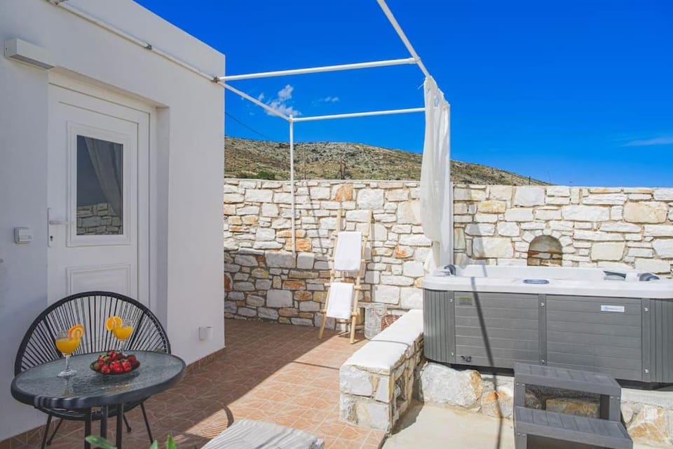 Irini's Earth house with Jacuzzi Apartment in Paros, Greece