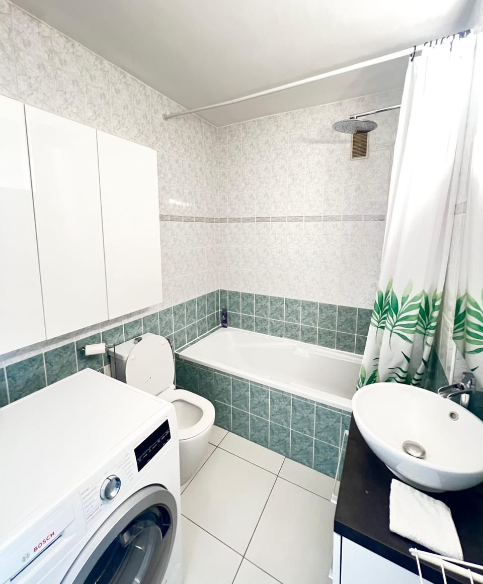 Toilet, Bathroom, Bath, towels, washing machine, dryer