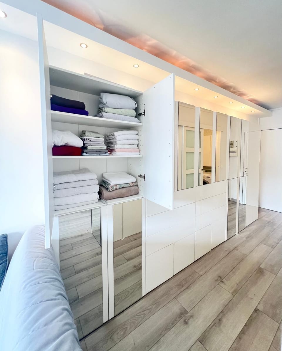 towels, wardrobe