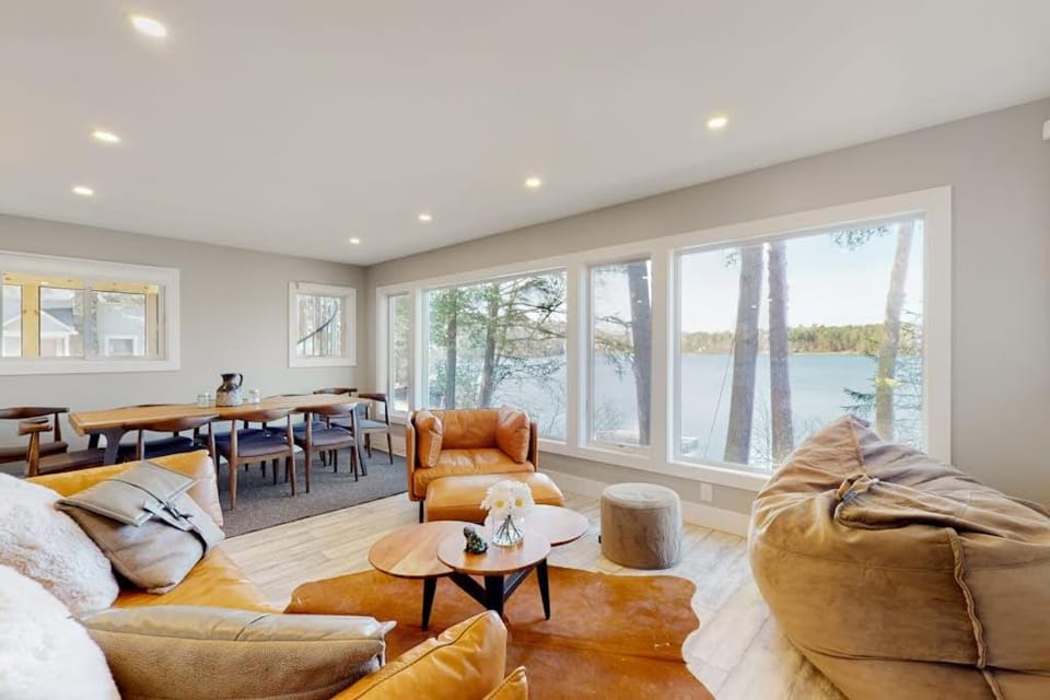 Grove Road Lakehouse House in Barnard