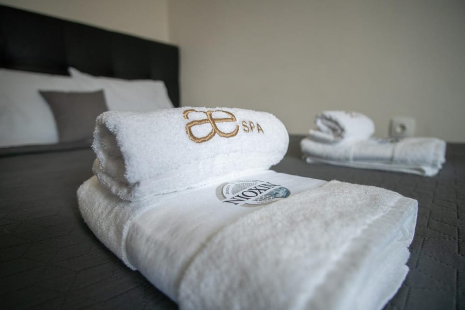 Bed, towels