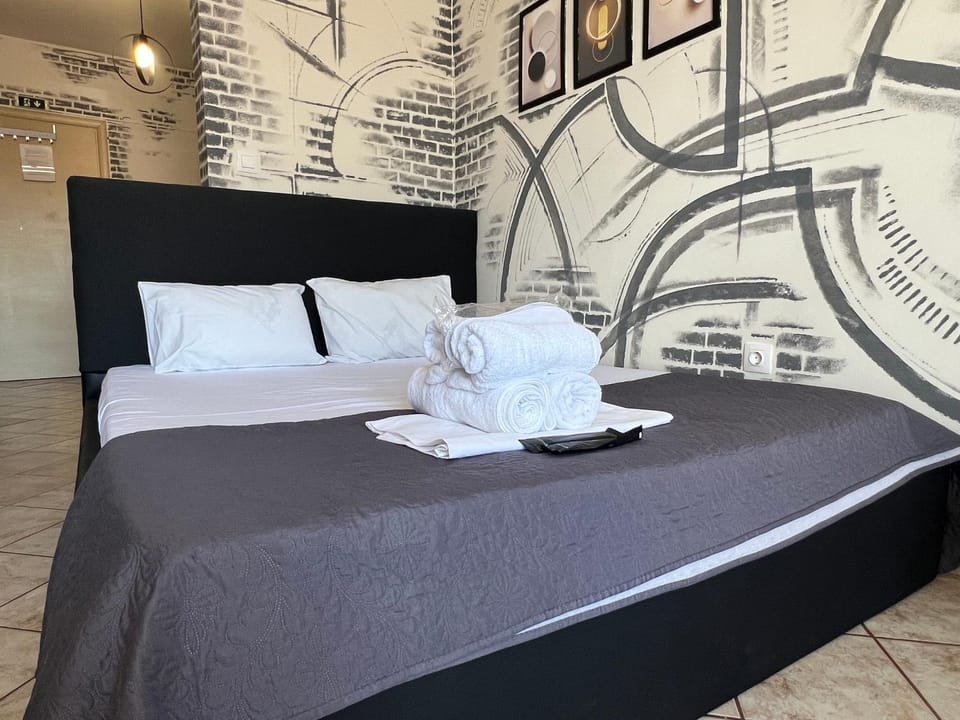 Bed, Photo of the whole room, Bedroom, towels