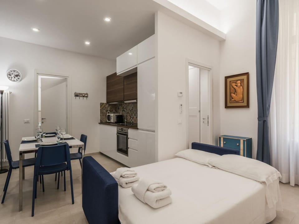 Bed, Photo of the whole room, Dining area, minibar, pet friendly, towels
