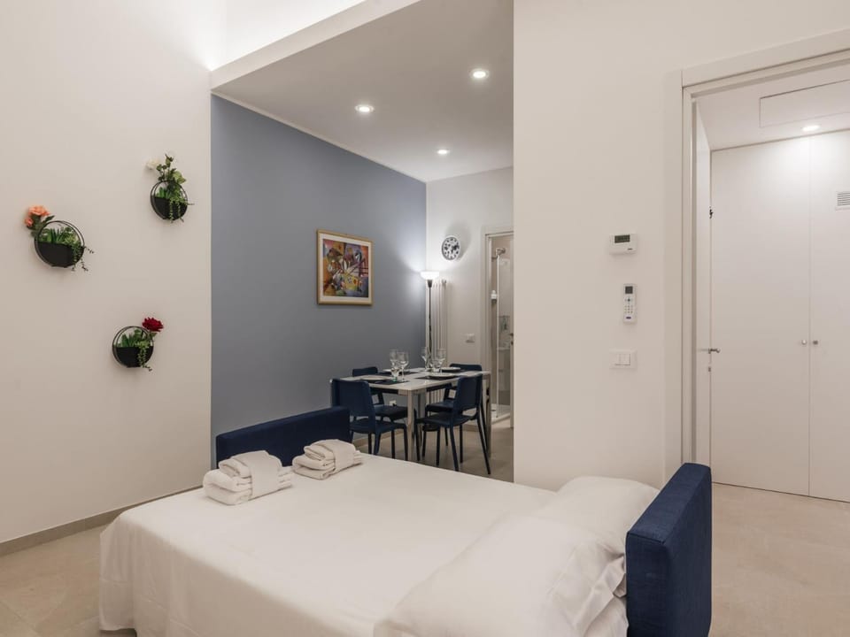 Bed, Living room, Photo of the whole room, Seating area