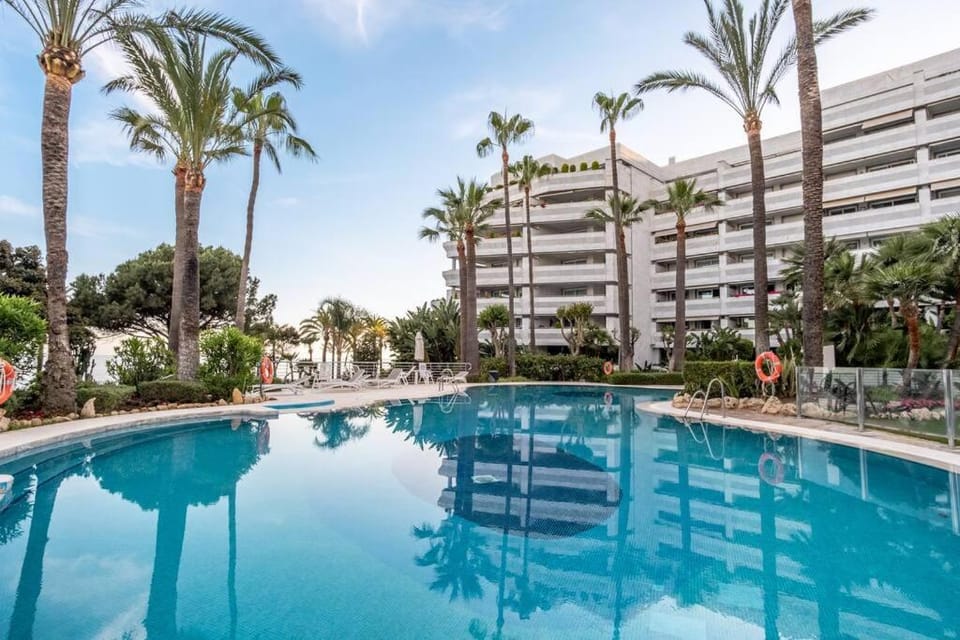 1st line exclusive apt in heart of the Golden Mile Apartment in Marbella