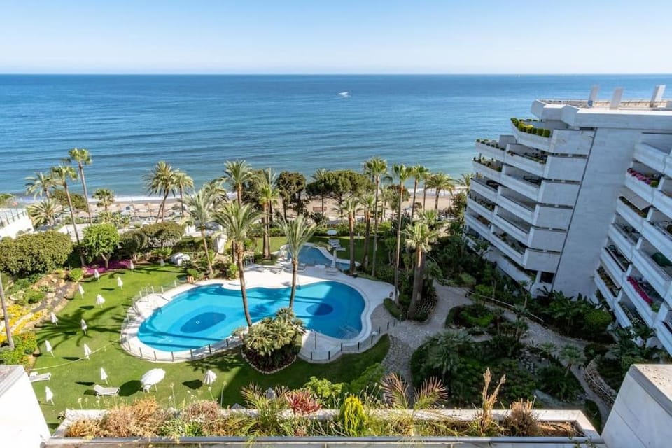 1st line exclusive apt in heart of the Golden Mile Apartment in Marbella